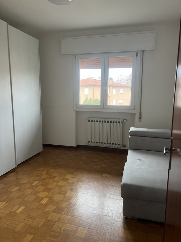 Proponiamo in affitto ampio appartamento quadrilocale di circa 97 mq situato nella zona centrale ...