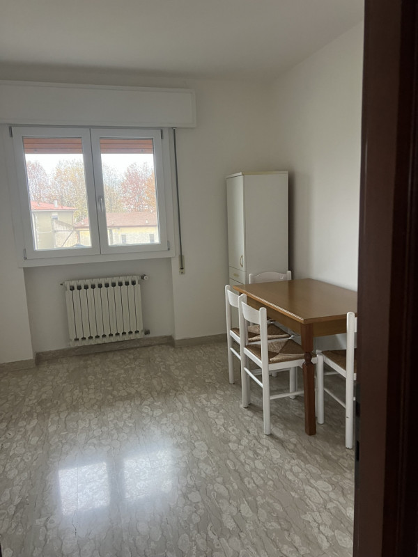 Proponiamo in affitto ampio appartamento quadrilocale di circa 97 mq situato nella zona centrale ...