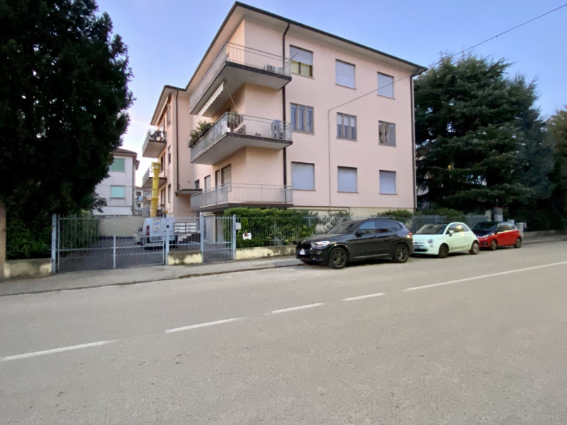 In un quartiere residenziale molto comodo e servito, a soli dieci minuti dal centro storico di Vi...