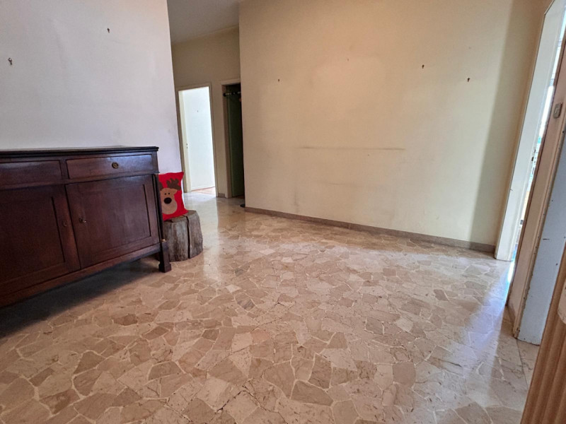 In un quartiere residenziale molto comodo e servito, a soli dieci minuti dal centro storico di Vi...