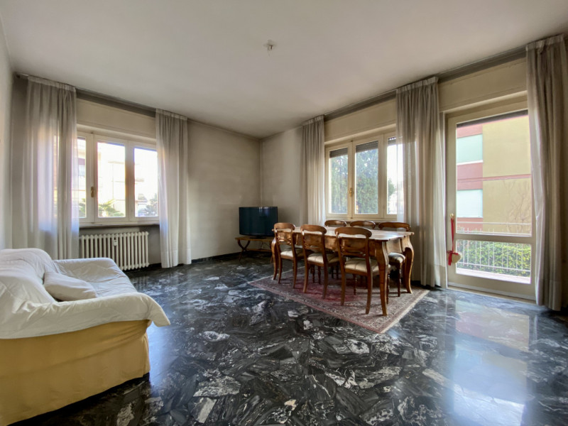 In un quartiere residenziale molto comodo e servito, a soli dieci minuti dal centro storico di Vi...