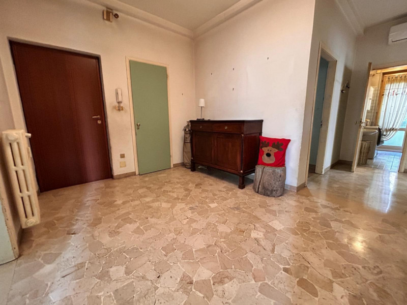 In un quartiere residenziale molto comodo e servito, a soli dieci minuti dal centro storico di Vi...