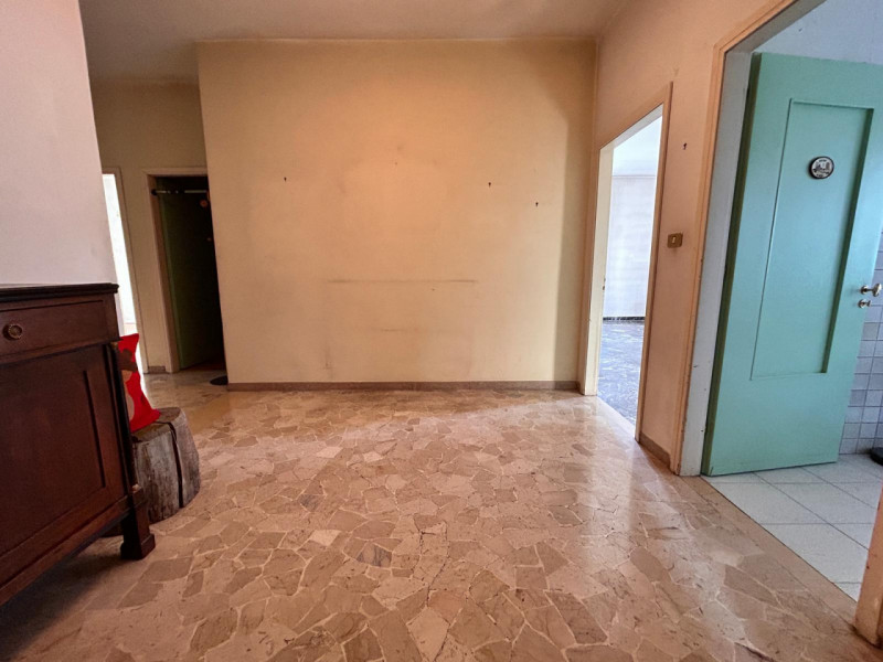 In un quartiere residenziale molto comodo e servito, a soli dieci minuti dal centro storico di Vi...