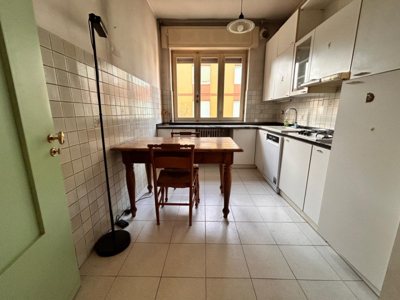 In un quartiere residenziale molto comodo e servito, a soli dieci minuti dal centro storico di Vi...