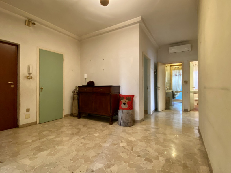 In un quartiere residenziale molto comodo e servito, a soli dieci minuti dal centro storico di Vi...