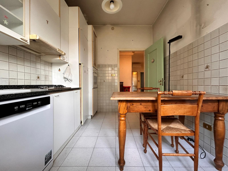 In un quartiere residenziale molto comodo e servito, a soli dieci minuti dal centro storico di Vi...