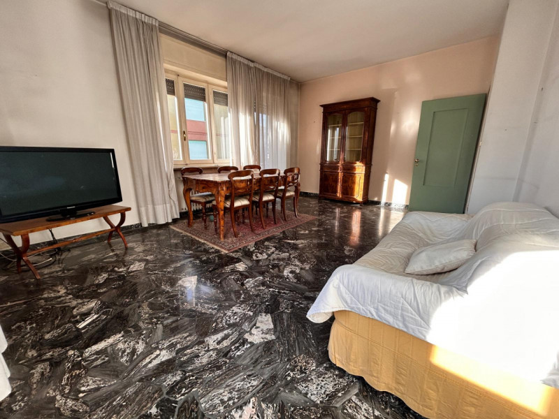 In un quartiere residenziale molto comodo e servito, a soli dieci minuti dal centro storico di Vi...