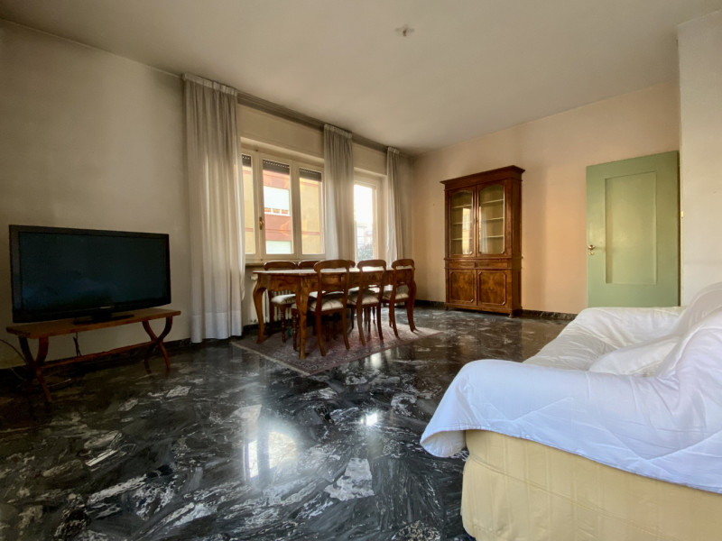 In un quartiere residenziale molto comodo e servito, a soli dieci minuti dal centro storico di Vi...