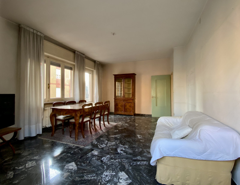 In un quartiere residenziale molto comodo e servito, a soli dieci minuti dal centro storico di Vi...