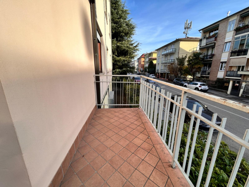 In un quartiere residenziale molto comodo e servito, a soli dieci minuti dal centro storico di Vi...