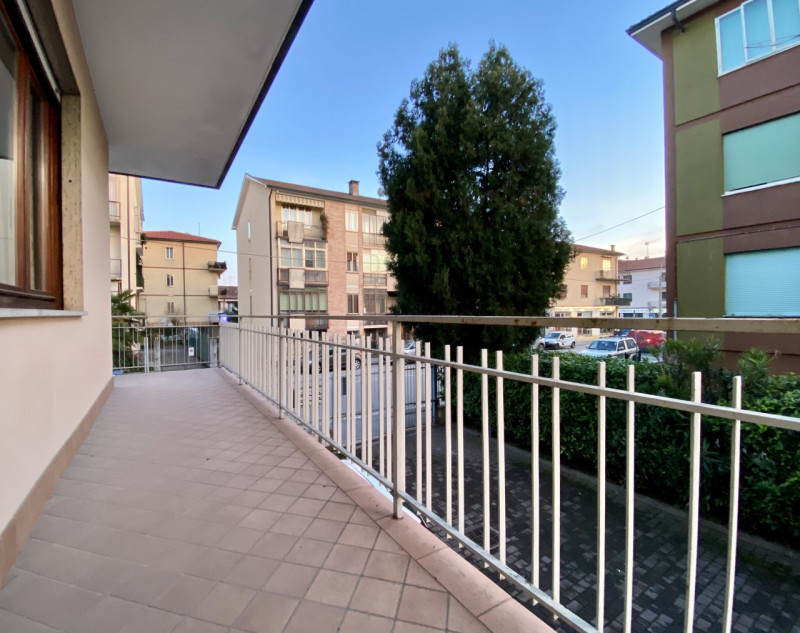 In un quartiere residenziale molto comodo e servito, a soli dieci minuti dal centro storico di Vi...