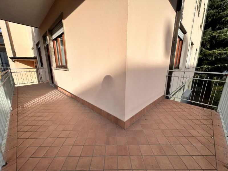 In un quartiere residenziale molto comodo e servito, a soli dieci minuti dal centro storico di Vi...