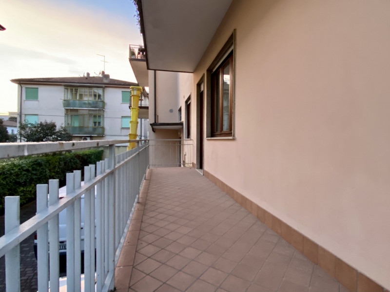 In un quartiere residenziale molto comodo e servito, a soli dieci minuti dal centro storico di Vi...