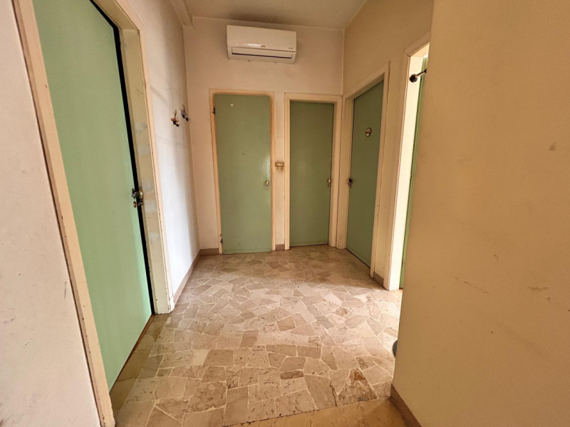 In un quartiere residenziale molto comodo e servito, a soli dieci minuti dal centro storico di Vi...