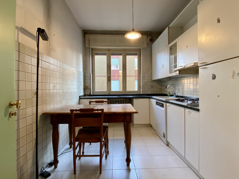 In un quartiere residenziale molto comodo e servito, a soli dieci minuti dal centro storico di Vi...