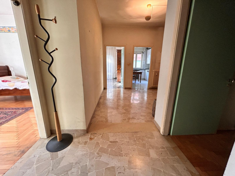 In un quartiere residenziale molto comodo e servito, a soli dieci minuti dal centro storico di Vi...