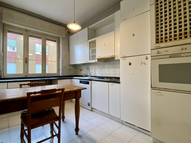 In un quartiere residenziale molto comodo e servito, a soli dieci minuti dal centro storico di Vi...