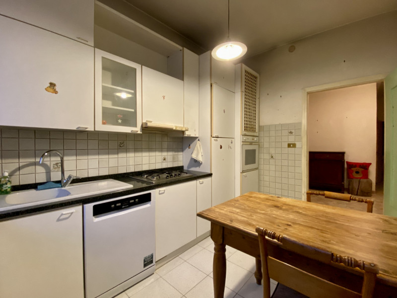 In un quartiere residenziale molto comodo e servito, a soli dieci minuti dal centro storico di Vi...