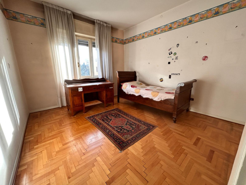 In un quartiere residenziale molto comodo e servito, a soli dieci minuti dal centro storico di Vi...