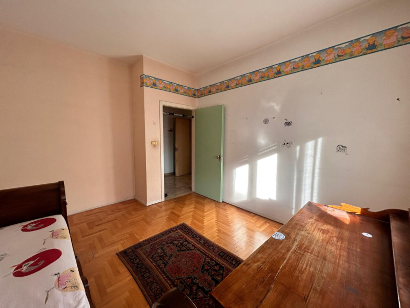 In un quartiere residenziale molto comodo e servito, a soli dieci minuti dal centro storico di Vi...