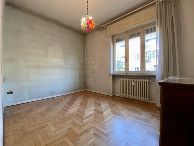 In un quartiere residenziale molto comodo e servito, a soli dieci minuti dal centro storico di Vi...