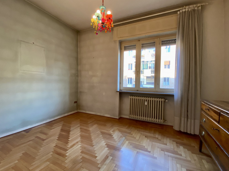 In un quartiere residenziale molto comodo e servito, a soli dieci minuti dal centro storico di Vi...