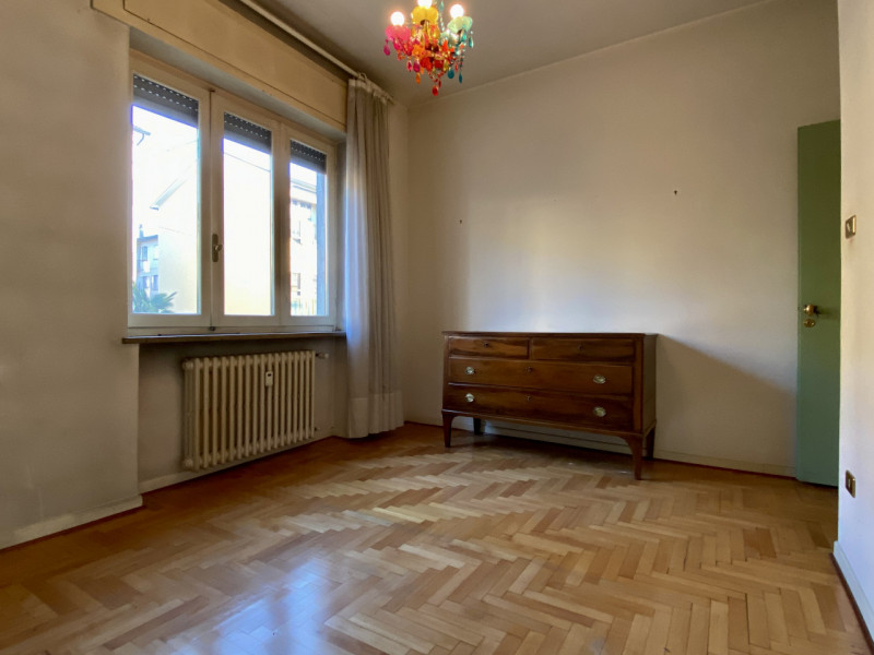 In un quartiere residenziale molto comodo e servito, a soli dieci minuti dal centro storico di Vi...