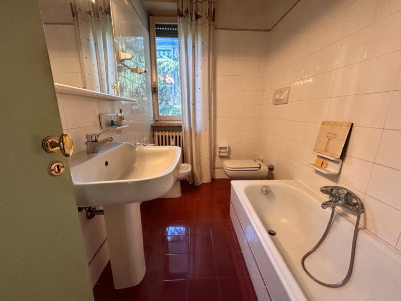 In un quartiere residenziale molto comodo e servito, a soli dieci minuti dal centro storico di Vi...