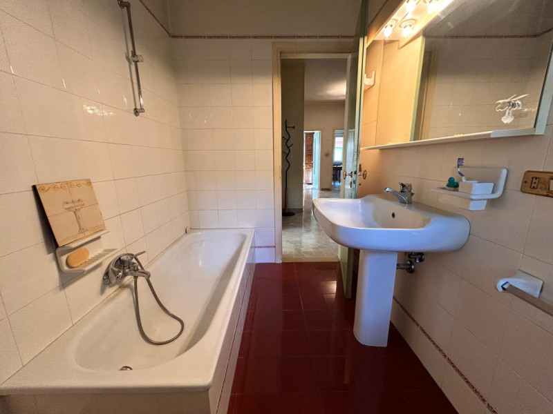 In un quartiere residenziale molto comodo e servito, a soli dieci minuti dal centro storico di Vi...