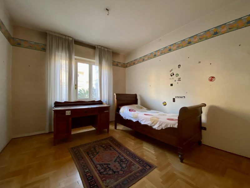 In un quartiere residenziale molto comodo e servito, a soli dieci minuti dal centro storico di Vi...