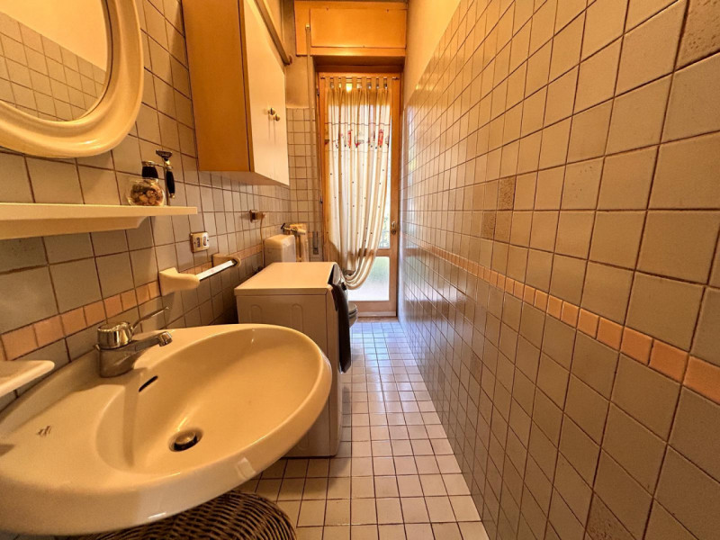 In un quartiere residenziale molto comodo e servito, a soli dieci minuti dal centro storico di Vi...