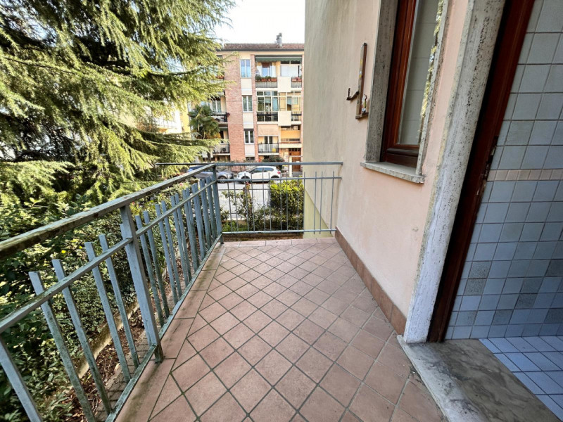 In un quartiere residenziale molto comodo e servito, a soli dieci minuti dal centro storico di Vi...