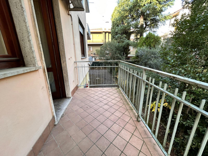 In un quartiere residenziale molto comodo e servito, a soli dieci minuti dal centro storico di Vi...