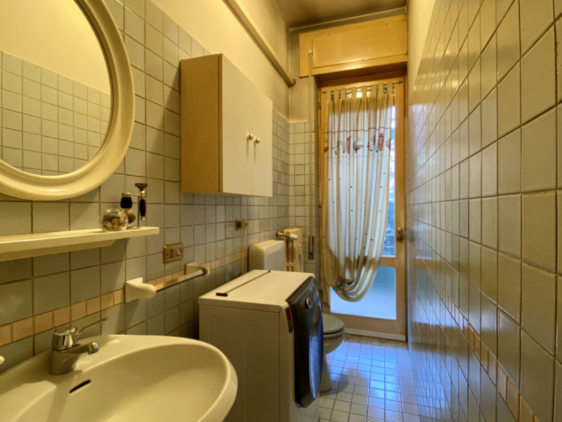 In un quartiere residenziale molto comodo e servito, a soli dieci minuti dal centro storico di Vi...