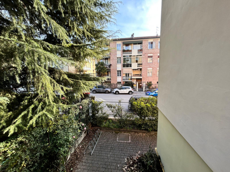 In un quartiere residenziale molto comodo e servito, a soli dieci minuti dal centro storico di Vi...