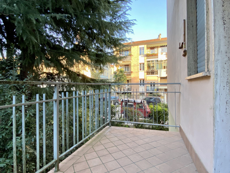 In un quartiere residenziale molto comodo e servito, a soli dieci minuti dal centro storico di Vi...