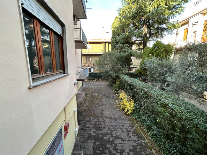 In un quartiere residenziale molto comodo e servito, a soli dieci minuti dal centro storico di Vi...