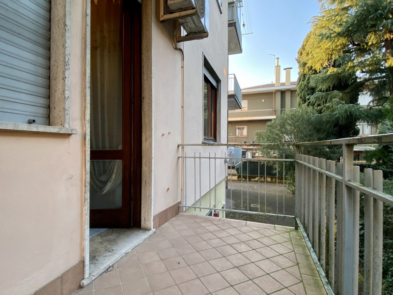 In un quartiere residenziale molto comodo e servito, a soli dieci minuti dal centro storico di Vi...