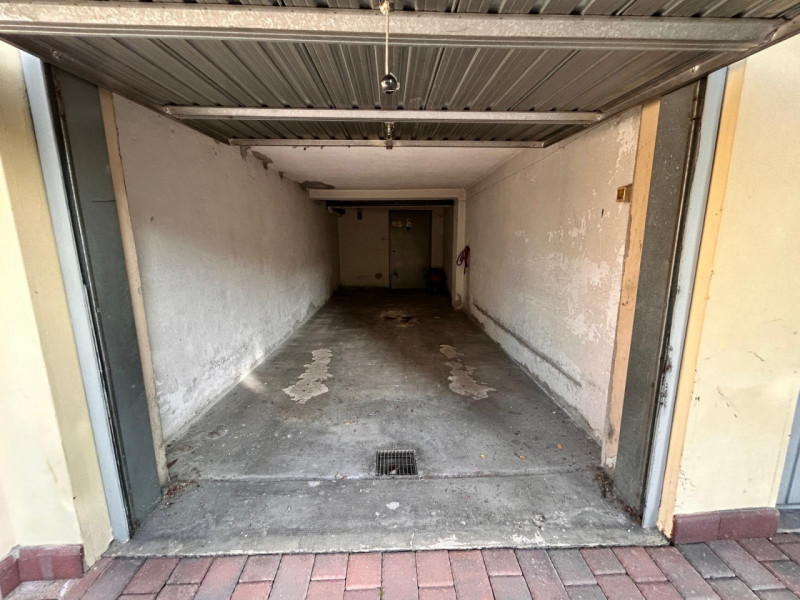 In un quartiere residenziale molto comodo e servito, a soli dieci minuti dal centro storico di Vi...