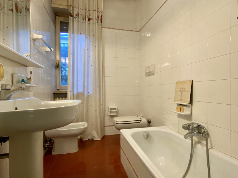 In un quartiere residenziale molto comodo e servito, a soli dieci minuti dal centro storico di Vi...