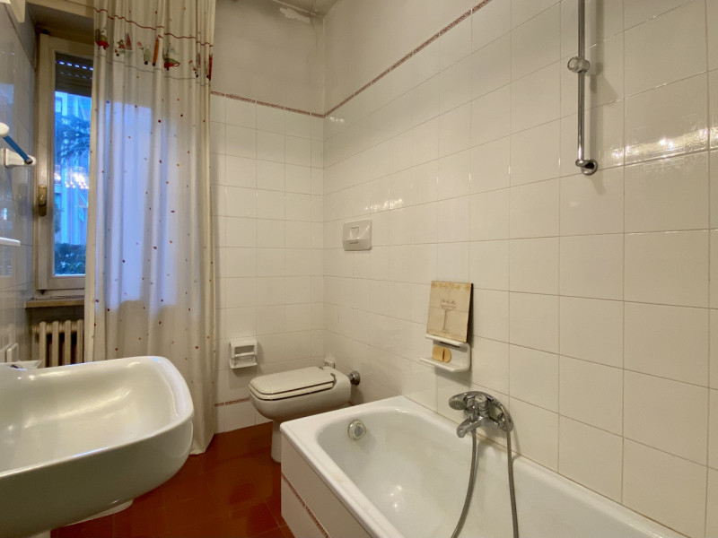 In un quartiere residenziale molto comodo e servito, a soli dieci minuti dal centro storico di Vi...