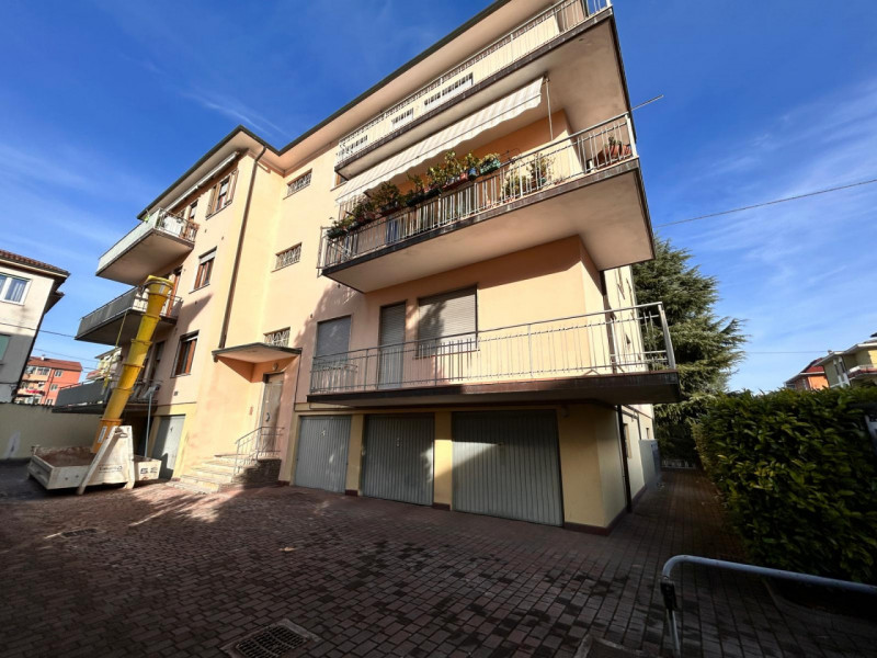 In un quartiere residenziale molto comodo e servito, a soli dieci minuti dal centro storico di Vi...