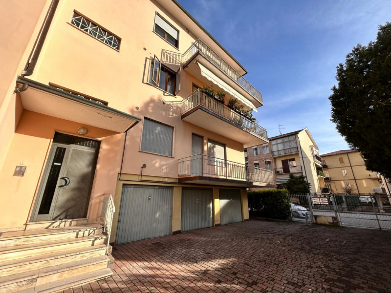 In un quartiere residenziale molto comodo e servito, a soli dieci minuti dal centro storico di Vi...