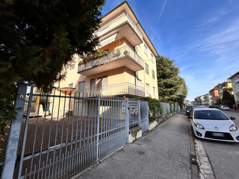 In un quartiere residenziale molto comodo e servito, a soli dieci minuti dal centro storico di Vi...