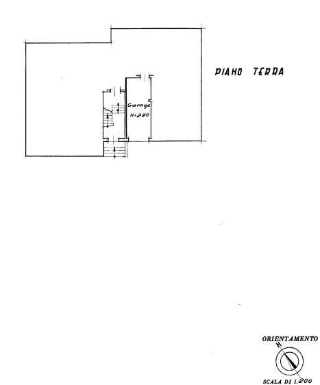 In un quartiere residenziale molto comodo e servito, a soli dieci minuti dal centro storico di Vi...