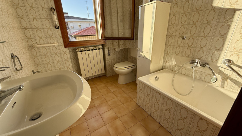 Immobile in esclusiva al Gruppo Padova MLS
SANTISSIMA TRINITA' Appartamento di tre camere all’int...