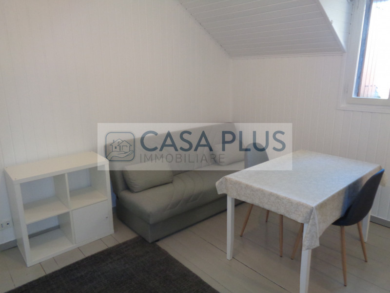 In palazzina Liberty posto al piano ultimo:  OCCASIONE di Mansardina travata pari al nuovo e comp...