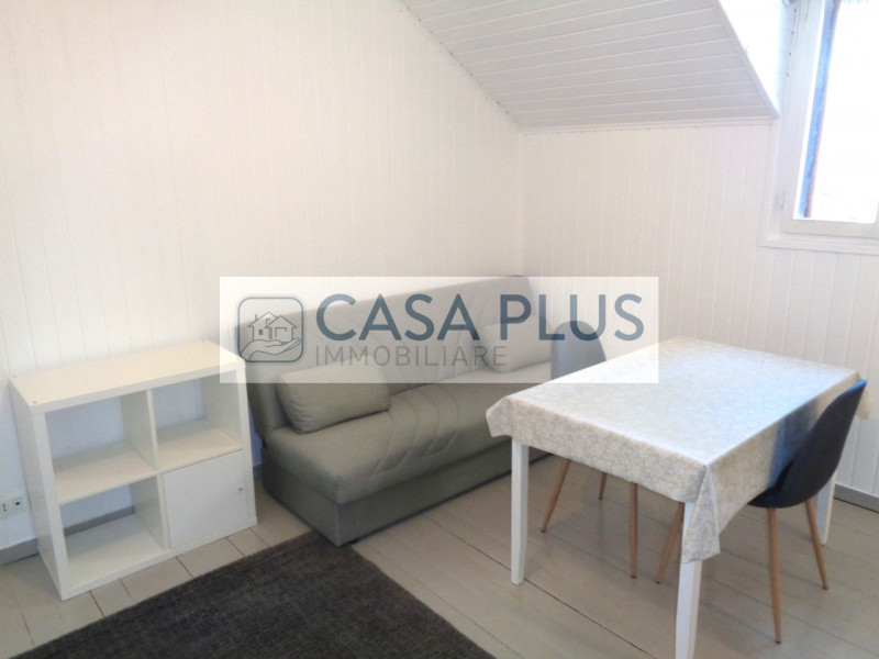 In palazzina Liberty posto al piano ultimo:  Mansardina travata pari al nuovo e completamente arr...