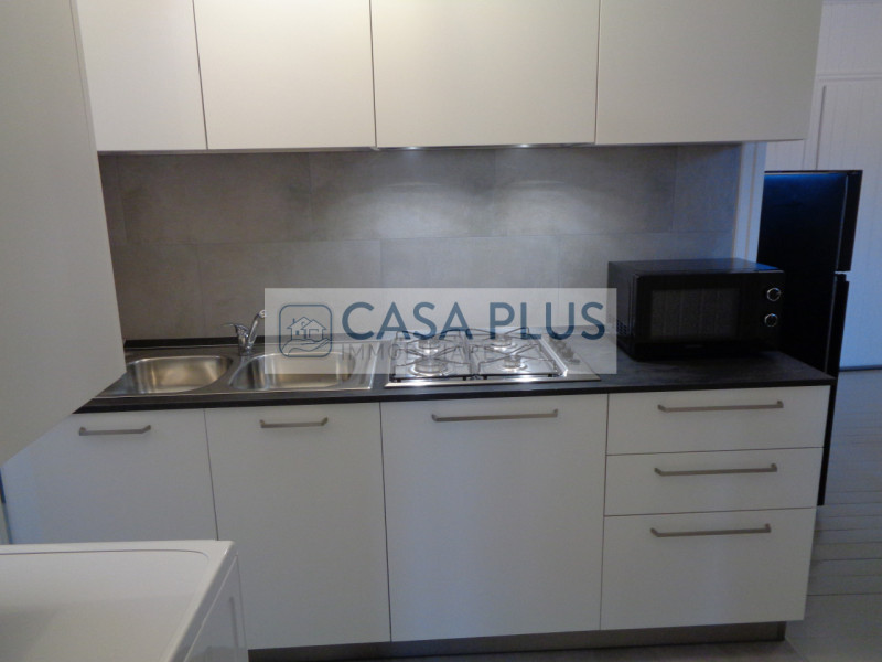 In palazzina Liberty posto al piano ultimo:  OCCASIONE di Mansardina travata pari al nuovo e comp...