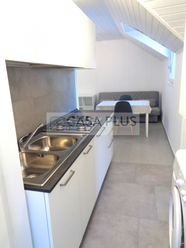 In palazzina Liberty posto al piano ultimo:  OCCASIONE di Mansardina travata pari al nuovo e comp...